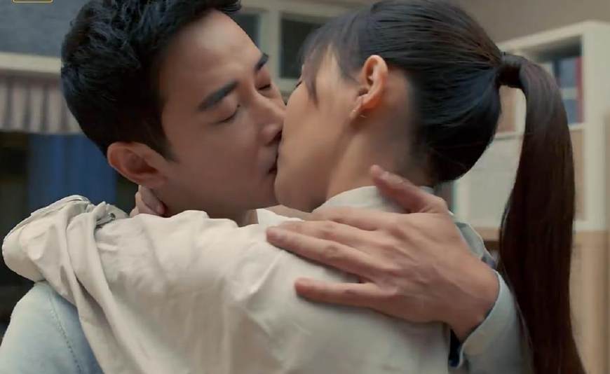 唐嫣的床咚更是让人看德耳红心跳,深情表白罗晋"就算你怀疑一切,都不