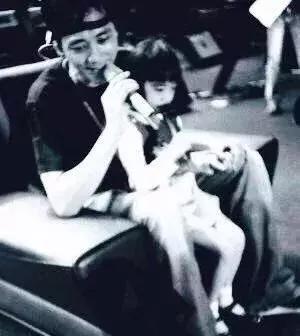 现在信乐团主唱，信乐团主唱苏见信（信乐团前主唱阿信女儿毕业）