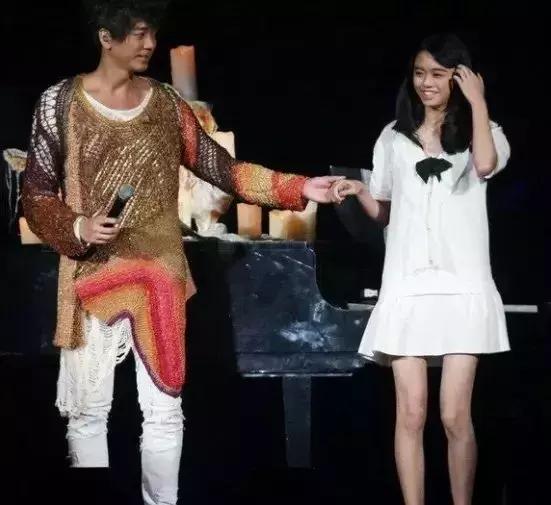 现在信乐团主唱，信乐团主唱苏见信（信乐团前主唱阿信女儿毕业）