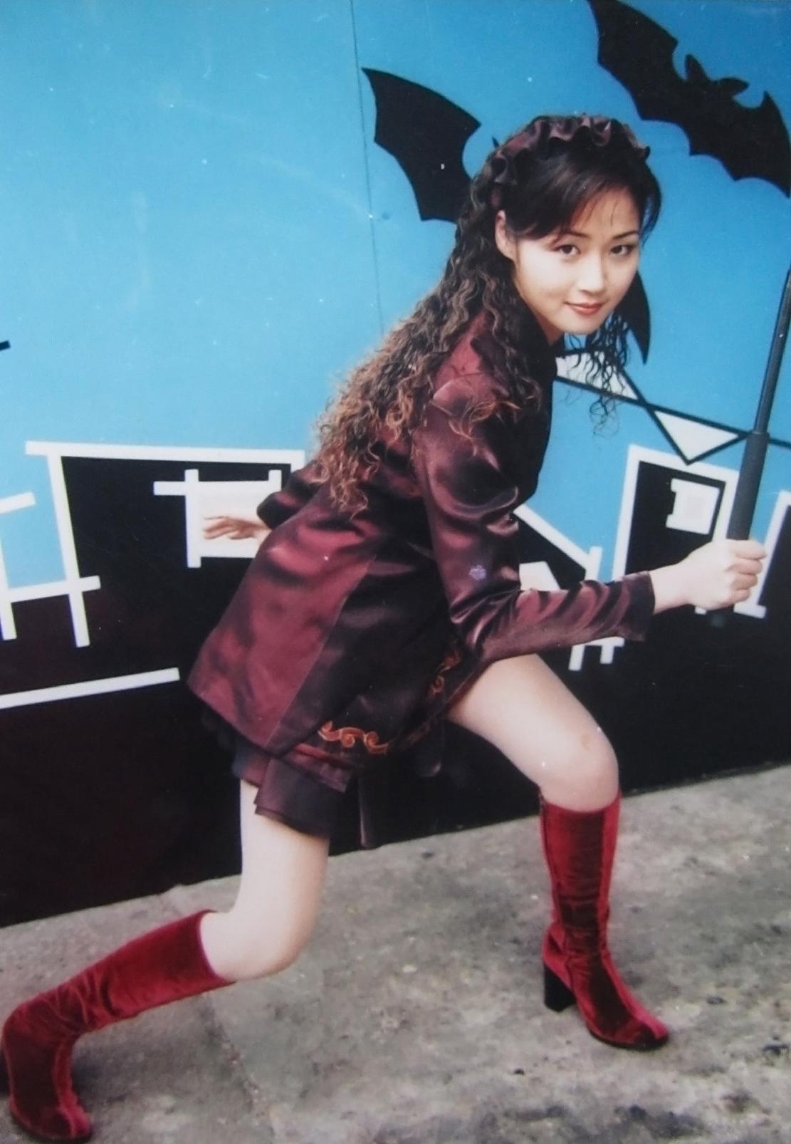 亚视僵尸神剧《我和僵尸有个约会》,最难忘43寸大长腿万绮雯