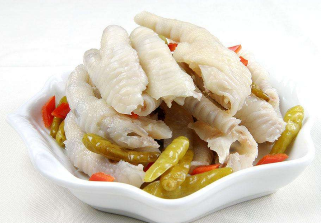 泡椒凤爪的最正宗做法，泡椒凤爪怎么做好吃又简单（泡椒凤爪的做法视频）