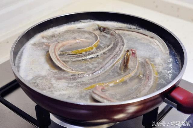 鳝片炒多久能吃，鳝片多久能烧熟（这样弄干净又平整）