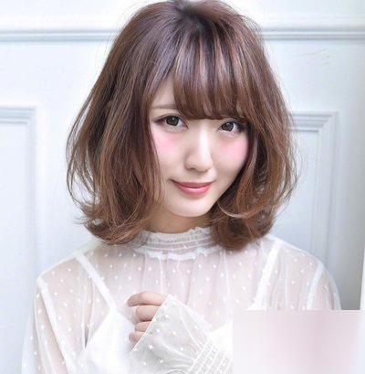 例如时下东京女生大爱的空气感卷发发型,无论头发长短都能尝试哟,2018