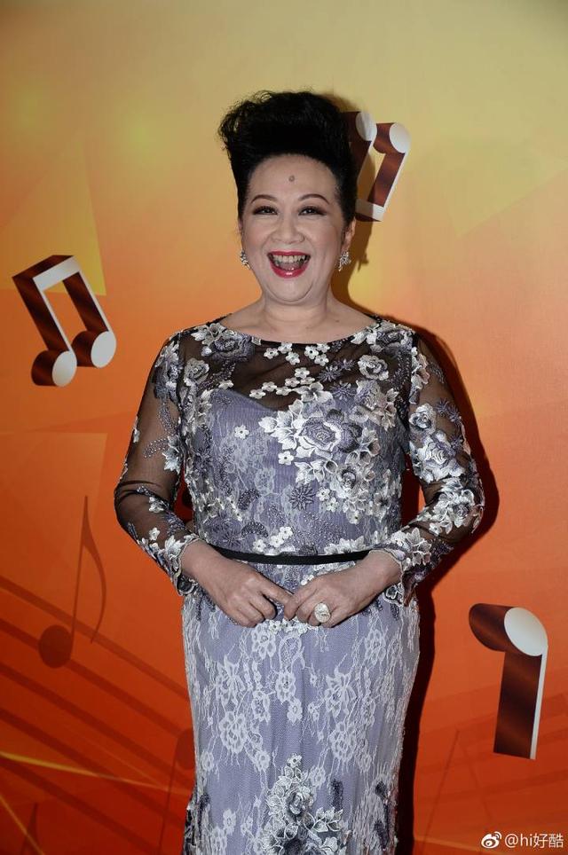 薛家燕的媳妇个人资料,薛家燕儿媳(媳妇一身金首饰好风光)