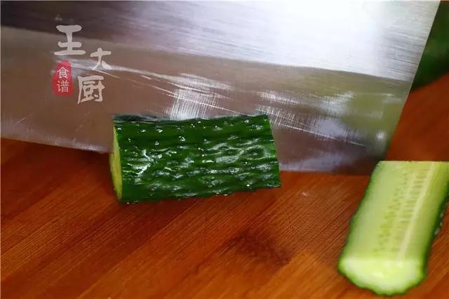 黄瓜摆盘花样图片及做法，如何做黄瓜花边摆盘（其实是最简单的黄瓜摆盘法）