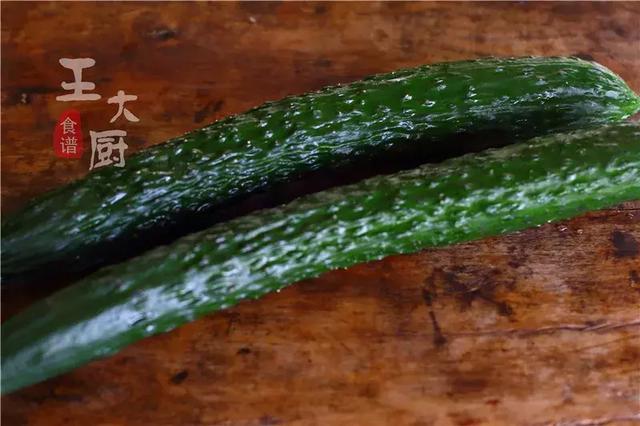 黄瓜摆盘花样图片及做法，如何做黄瓜花边摆盘（其实是最简单的黄瓜摆盘法）