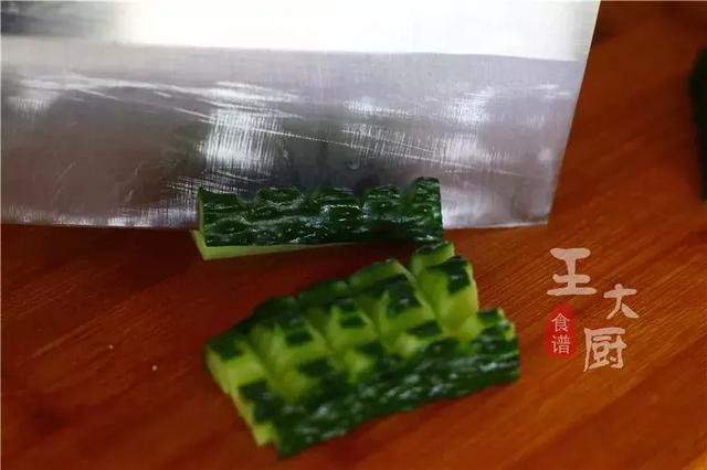 黄瓜摆盘花样图片及做法，如何做黄瓜花边摆盘（其实是最简单的黄瓜摆盘法）