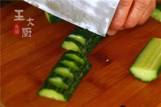 黄瓜摆盘花样图片及做法，如何做黄瓜花边摆盘（其实是最简单的黄瓜摆盘法）