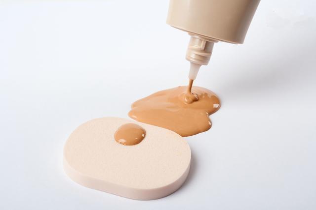 bb霜和粉底液的区别是什么，BB霜跟粉底液有什么区别（一分钟看完BB霜与粉底液差距在哪）