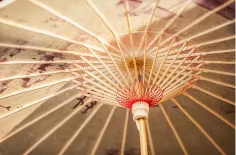 和尚打伞歇后语下一句是什么，和尚打伞一一歇后语造句（麻绳栓豆腐一一一一）