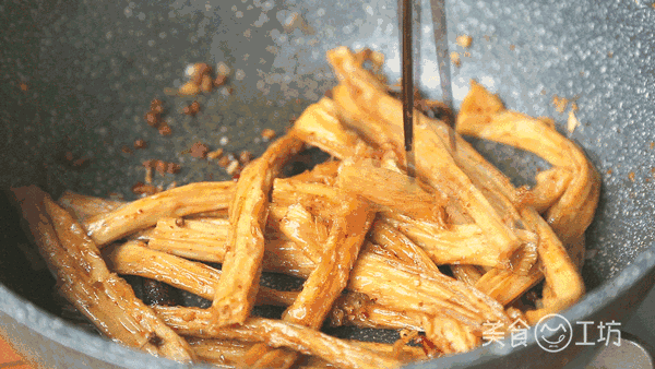 制作步骤:1,把腐竹泡发,腐竹要买均匀的,长条状的,这样做出来的辣条