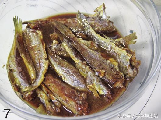 家常熏小黄花鱼，肉质鲜嫩、口感酥香，我自己这样做好吃有滋味