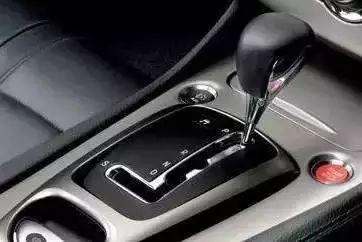 自动挡手刹在哪，起亚自动挡手刹在哪（一定要用空挡+手刹）