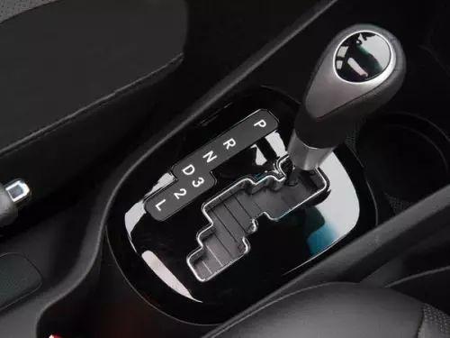 自动挡手刹在哪，起亚自动挡手刹在哪（一定要用空挡+手刹）