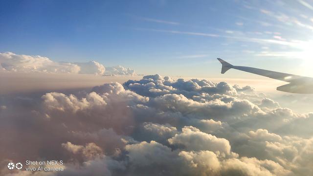 飞机选座位什么位置好，飞机选座位什么位置好图解（飞机上选什么位置最好）