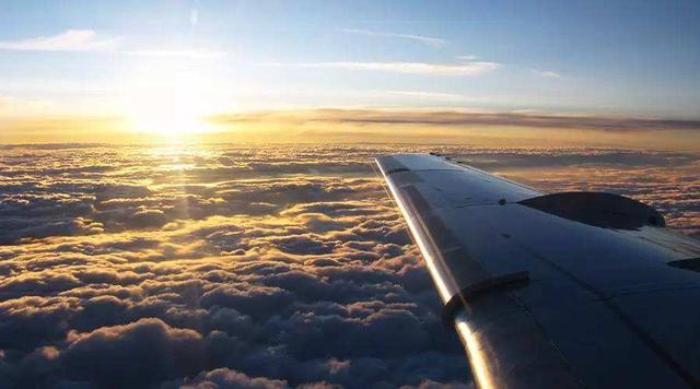 飞机选座位什么位置好，飞机选座位什么位置好图解（飞机上选什么位置最好）