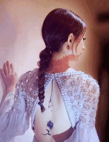 后背纹牡丹花寓意，后背纹牡丹花寓意好吗（赵丽颖穿露背裙每一次都很美）