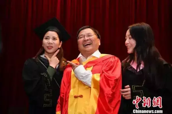 云南大学滇池学院是几本，云南大学滇池学院是二本还是三本学校（今年这些高校毕业典礼火了）