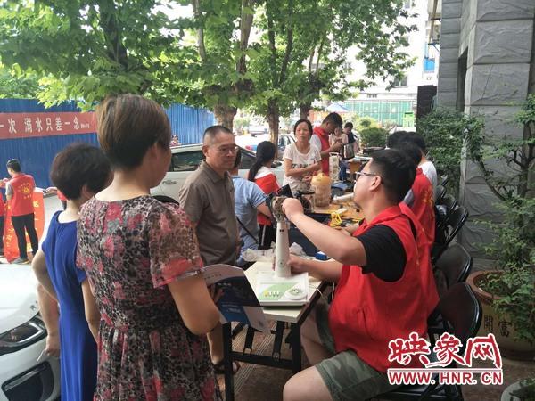 平顶山的家电维修 平顶山市建设路街道志愿者进社区为居民义务维修家电