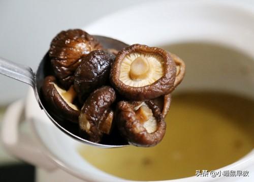 香菇鸡汤怎么炖好喝，怎么清炖鸡汤（冬天最爱这道香菇炖鸡汤）