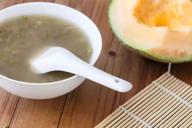 毛绿豆和明绿豆有什么区别，明绿豆和毛绿豆的功效有什么区别（但这4类人注意了，千万别乱喝）