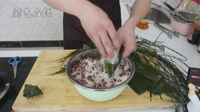 三角粽子怎麼包,怎麼包三角粽子(今年端午節自己在家包粽子)