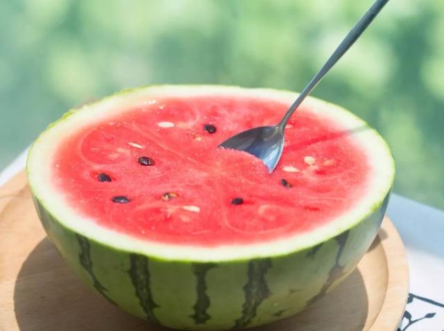 西瓜的功效与作用禁忌，西瓜的功效和作用禁忌（西瓜几大功效和禁忌，了解一下）