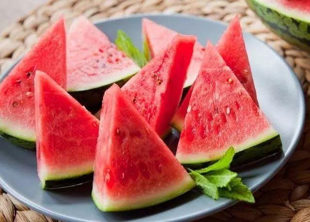 西瓜的功效与作用禁忌，西瓜的功效和作用禁忌（西瓜几大功效和禁忌，了解一下）