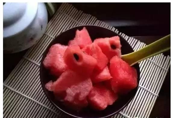 西瓜的功效与作用禁忌，西瓜的功效和作用禁忌（西瓜几大功效和禁忌，了解一下）