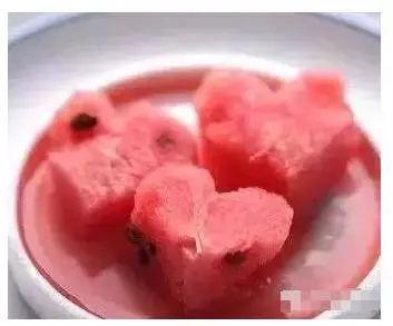 西瓜的功效与作用禁忌，西瓜的功效和作用禁忌（西瓜几大功效和禁忌，了解一下）