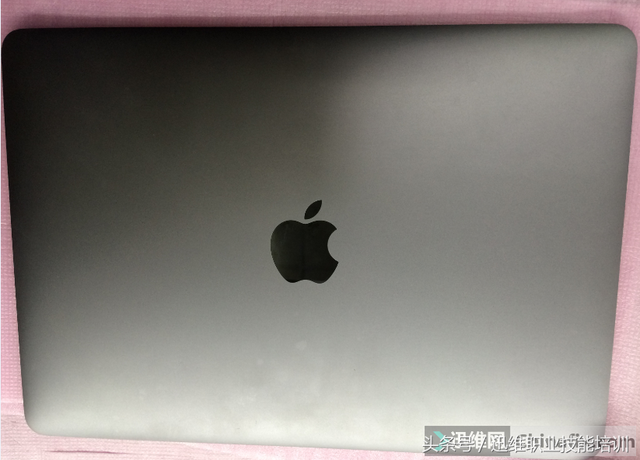 苹果a1534笔记本是哪一年，a1534笔记本是哪年出厂（换了个小电容就修好了）