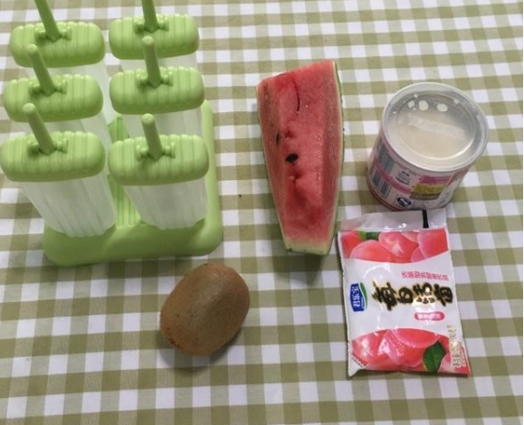 西瓜牛奶怎么做冰棒，西瓜牛奶怎么做冰棒好吃（教你在家做西瓜冰棒）
