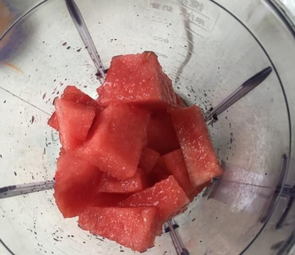 西瓜牛奶怎么做冰棒，西瓜牛奶怎么做冰棒好吃（教你在家做西瓜冰棒）