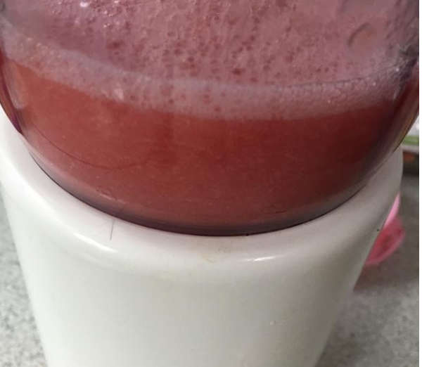 西瓜牛奶怎么做冰棒，西瓜牛奶怎么做冰棒好吃（教你在家做西瓜冰棒）