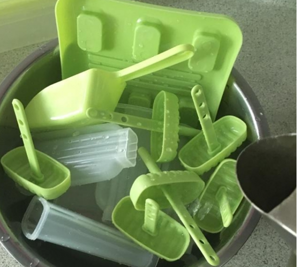 西瓜牛奶怎么做冰棒，西瓜牛奶怎么做冰棒好吃（教你在家做西瓜冰棒）