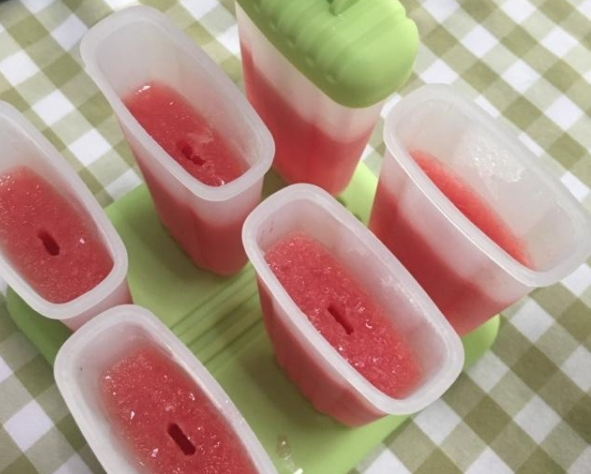 西瓜牛奶怎么做冰棒，西瓜牛奶怎么做冰棒好吃（教你在家做西瓜冰棒）