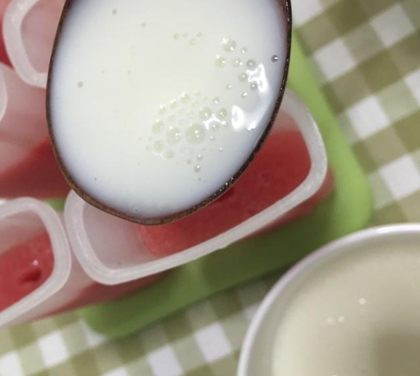 西瓜牛奶怎么做冰棒，西瓜牛奶怎么做冰棒好吃（教你在家做西瓜冰棒）