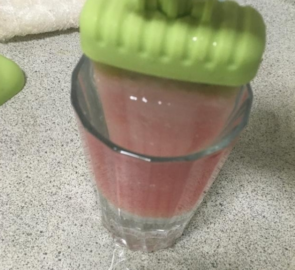 西瓜牛奶怎么做冰棒，西瓜牛奶怎么做冰棒好吃（教你在家做西瓜冰棒）