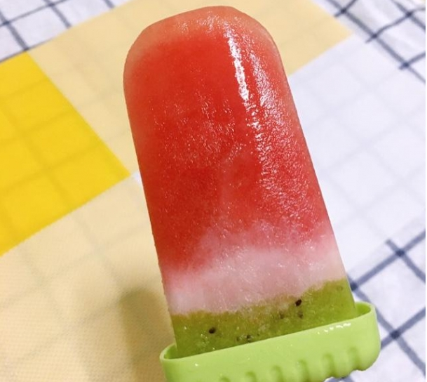 西瓜牛奶怎么做冰棒，西瓜牛奶怎么做冰棒好吃（教你在家做西瓜冰棒）