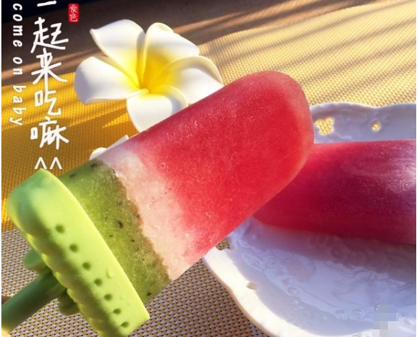 西瓜牛奶怎么做冰棒，西瓜牛奶怎么做冰棒好吃（教你在家做西瓜冰棒）