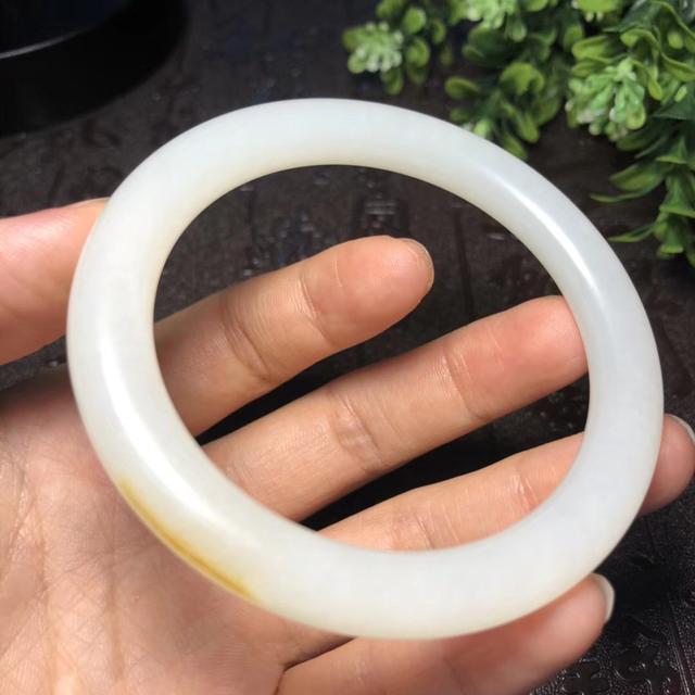 和田玉吊坠价格，足金和田玉吊坠多少钱一克（和田玉籽料的价格体系）