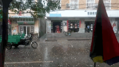车子被冰雹砸了保险赔吗，冰雹把车砸了可以走保险吗（车子被砸成筛子）