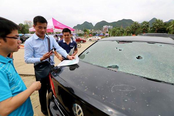 车子被冰雹砸了保险赔吗，冰雹把车砸了可以走保险吗（车子被砸成筛子）