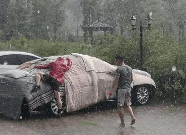 车子被冰雹砸了保险赔吗，冰雹把车砸了可以走保险吗（车子被砸成筛子）