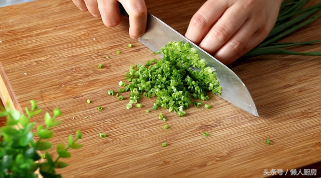 怎么做葱油花卷，葱香花卷怎么做最简单又好看（教你做好看又好吃的葱油花卷）