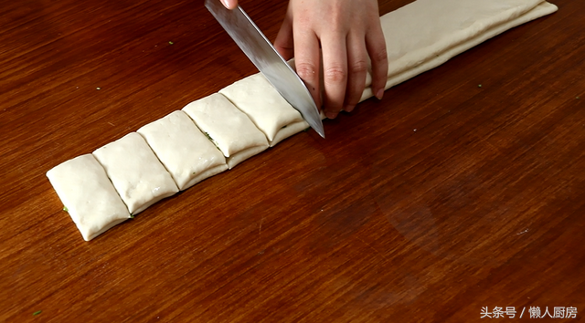 怎么做葱油花卷，葱香花卷怎么做最简单又好看（教你做好看又好吃的葱油花卷）