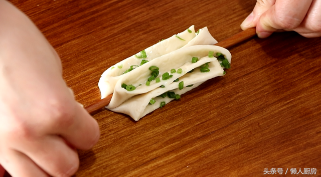 怎么做葱油花卷，葱香花卷怎么做最简单又好看（教你做好看又好吃的葱油花卷）