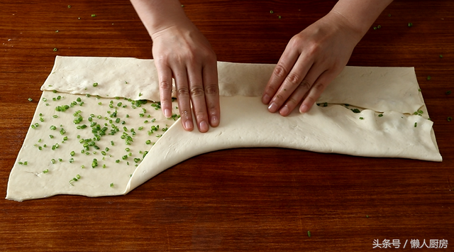 怎么做葱油花卷，葱香花卷怎么做最简单又好看（教你做好看又好吃的葱油花卷）