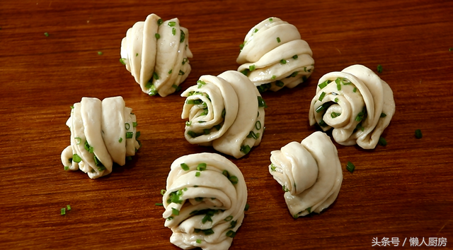 怎么做葱油花卷，葱香花卷怎么做最简单又好看（教你做好看又好吃的葱油花卷）