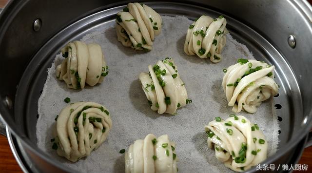 怎么做葱油花卷，葱香花卷怎么做最简单又好看（教你做好看又好吃的葱油花卷）